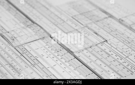 Gruppe alter Gleitstab-Analogrechner für mathematische Berechnungen Stockfoto