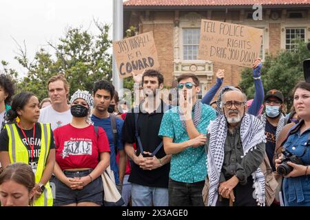 Austin, Tx, USA. April 2024. Studenten, Dozenten und andere an der Universität von Texas in Austin versammeln sich am zweiten Tag der propalästinensischen Proteste am 25. April 2024 und verurteilen UT-Präsident Jay Hartzell (nicht gezeigt) für die extreme Reaktion der Polizei gestern, was größtenteils ein friedlicher Protest war. Die Anklage gegen mehrere Dutzend Demonstranten, die gestern verhaftet wurden, wurde heute Morgen vom Staatsanwalt des Travis County fallen gelassen. (Kreditbild: © Bob Daemmrich/ZUMA Press Wire) NUR REDAKTIONELLE VERWENDUNG! Nicht für kommerzielle ZWECKE! Stockfoto