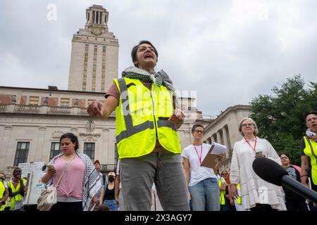 Austin, Tx, USA. April 2024. Studenten, Dozenten und andere an der Universität von Texas in Austin versammeln sich am zweiten Tag der propalästinensischen Proteste am 25. April 2024 und verurteilen UT-Präsident Jay Hartzell (nicht gezeigt) für die extreme Reaktion der Polizei gestern, was größtenteils ein friedlicher Protest war. Die Anklage gegen mehrere Dutzend Demonstranten, die gestern verhaftet wurden, wurde heute Morgen vom Staatsanwalt des Travis County fallen gelassen. (Kreditbild: © Bob Daemmrich/ZUMA Press Wire) NUR REDAKTIONELLE VERWENDUNG! Nicht für kommerzielle ZWECKE! Stockfoto