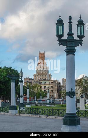 Blick über den Parque de la Fraternidad (Fraternidad) mit dem Gebäude der kubanischen Telefongesellschaft in der Ferne. Zentral-Havanna, Kuba Stockfoto