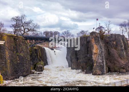 Ein atemberaubender Panoramablick auf den majestätischen Paterson Wasserfall in New Jersey, USA. Stockfoto