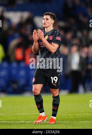 Julian Alvarez von Manchester City lobt die Fans nach dem Spiel der Premier League im American Express Stadium Brighton. Bilddatum: Donnerstag, 25. April 2024. Stockfoto