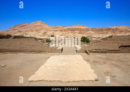 Der Totentempel von Thutmose III. In Deir el-Bahari (Gouvernement Luxor), Ägypten Stockfoto