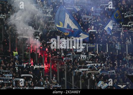 Anhänger der SS Lazio während des Coppa Italia Halbfinalspiels zwischen SS Lazio und Juventus FC im Stadio Olimpico am 23. April 2024 in Rom. Stockfoto