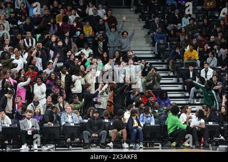 Paris, Frankreich. April 2024. Das Publikum beim Paris Basketball vs Cholet - Africa Game 2024 am 24. April 2024 in der Adidas Arena in Paris, Frankreich. (Foto: F. Blaise/ÙPtertainment/SIPA USA) Credit: SIPA USA/Alamy Live News Stockfoto