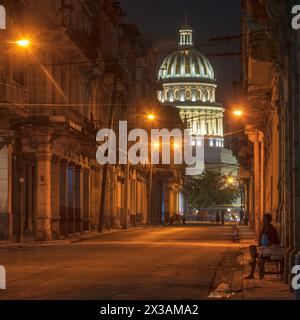 Straßenfotografie am frühen Morgen, die die alten Gebäude der Altstadt zeigen, die zum Kapitol in Havanna, Kuba, führen Stockfoto