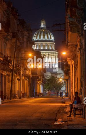 Straßenfotografie am frühen Morgen, die die alten Gebäude der Altstadt zeigen, die zum Kapitol in Havanna, Kuba, führen Stockfoto