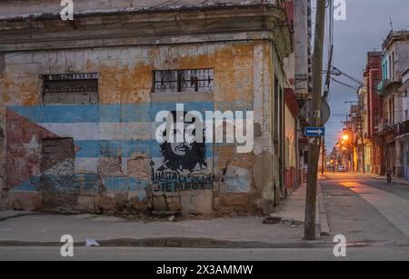 Ein Stück Street Art an einer Straßenecke in der Altstadt in Havanna, Kuba, zeigt das Gesicht von Che Guevara überlagert auf der kubanischen Flagge. Stockfoto