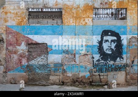 Ein Stück Street Art an einer Straßenecke in der Altstadt in Havanna, Kuba, zeigt das Gesicht von Che Guevara überlagert auf der kubanischen Flagge. Stockfoto