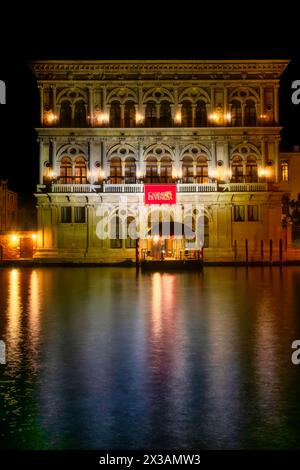 Es ist der Palazzo Vendramin-Calergi in Venedig, der heute das historische Casinò di Venezia am Canal Grande beherbergt Stockfoto