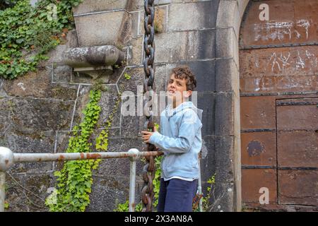 Junge in der Tür eines verlassenen Schlosses. Schloss San Felipe in Ferrol Spanien Stockfoto