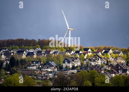 Blick über Breckerfeld, im Südosten des Ruhrgebiets, gehört zum Ennepe-Ruhr-Kreis, Windrad des Energieversorgers AVU, NRW, Deutschland, Breckerfeld *** Blick über Breckerfeld, im Südosten des Ruhrgebiets, gehört zum Ennepe-Ruhr-Kreis, Windrad des Energieversorgers AVU, NRW, Deutschland, Breckerfeld Stockfoto