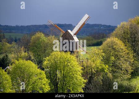 Blick über Breckerfeld, im Südosten des Ruhrgebiets, gehört zum Ennepe-Ruhr-Kreis, historische Windmühle im Mühlenhof Breckerfeld, einem kleinen Freilichtmuseum, NRW, Deutschland, Breckerfeld *** Blick über Breckerfeld, im Südosten des Ruhrgebiets, Teil des Ennepe-Ruhrgebiets, historische Windmühle im Mühlenhof Breckerfeld, ein kleines Freilichtmuseum, NRW, Deutschland, Breckerfeld Stockfoto