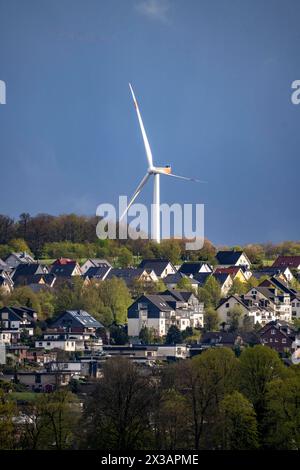 Blick über Breckerfeld, im Südosten des Ruhrgebiets, gehört zum Ennepe-Ruhr-Kreis, Windrad des Energieversorgers AVU, NRW, Deutschland, Breckerfeld *** Blick über Breckerfeld, im Südosten des Ruhrgebiets, gehört zum Ennepe-Ruhr-Kreis, Windrad des Energieversorgers AVU, NRW, Deutschland, Breckerfeld Stockfoto