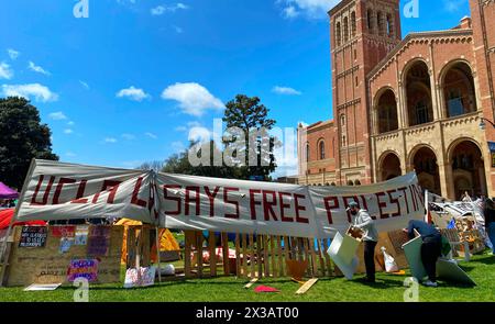 Los Angeles, USA. April 2024. Ein Lager, das gegen den Krieg in Gaza protestierte, wurde auf dem Royce Quad auf dem Campus der UCLA, der University of CA, gegründet Stockfoto