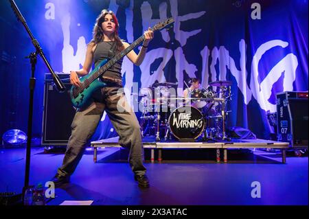 Manchester, Großbritannien. April 2024. Die mexikanischen Schwestern Daniela Villarreal Vélez, Paulina Villarreal Vélez und Alejandra Villarreal Vélez von der Band The Warning treten in der Manchester Academy 2 auf ihrer „Keep Me Fed“-Albumtour auf. 25 . 04 2024 . Quelle: Gary Mather/Alamy Live News Stockfoto