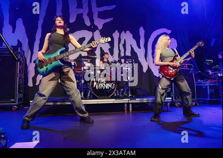 Manchester, Großbritannien. April 2024. Die mexikanischen Schwestern Daniela Villarreal Vélez, Paulina Villarreal Vélez und Alejandra Villarreal Vélez von der Band The Warning treten in der Manchester Academy 2 auf ihrer „Keep Me Fed“-Albumtour auf. 25 . 04 2024 . Quelle: Gary Mather/Alamy Live News Stockfoto