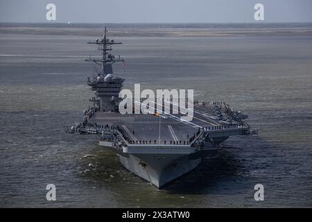 NORFOLK, Virginia (25. April 2024) der Flugzeugträger der Nimitz-Klasse USS George Washington (CVN 73) verlässt am 25. April 2024 die Marinestation Norfolk, um im US Southern Command Area als Teil der Southern Seas 2024 zu operieren. Im Anschluss an die Südsee soll George Washington die USS Ronald Reagan (CVN 76) als FDNF-Flugzeugträger in Yokosuka, Japan, entlasten. (Foto der U.S. Navy von Mass Communication Specialist 3rd Class Maxwell Orlosky) Stockfoto