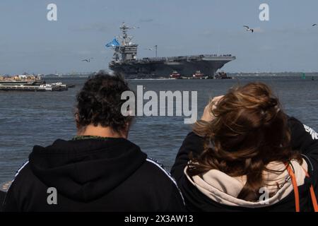 NORFOLK, Virginia (25. April 2024) der Flugzeugträger der Nimitz-Klasse USS George Washington (CVN 73) verlässt am 25. April 2024 die Marinestation Norfolk, um im US Southern Command Area als Teil der Southern Seas 2024 zu operieren. Im Anschluss an die Südsee soll George Washington die USS Ronald Reagan (CVN 76) als FDNF-Flugzeugträger in Yokosuka, Japan, entlasten. (Foto der US Navy von Mass Communication Specialist 2nd Class Jacob Mattingly) Stockfoto