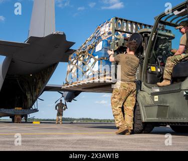 Paletten mit oraler Flüssigkeit werden auf eine C-130 Hercules der US Air Force auf der Homestead Air Reserve Base, Florida, am 24. April 2024 geladen, um den Transport zum Toussaint Louverture International Airport, Port-au-Prince, Haiti, vorzubereiten. Das Flugzeug lieferte die humanitäre Hilfe am 25. April im Rahmen des Denton-Programms an Haiti. Das U.S. Southern Command koordinierte die Bereitstellung der Hilfe, die von den Nichtregierungsorganisationen Hope an Haiti, Medicine for All People International und Lift Logistics gespendet wurde. (Fotos von Tech. Herr Lionel Castellano) Stockfoto