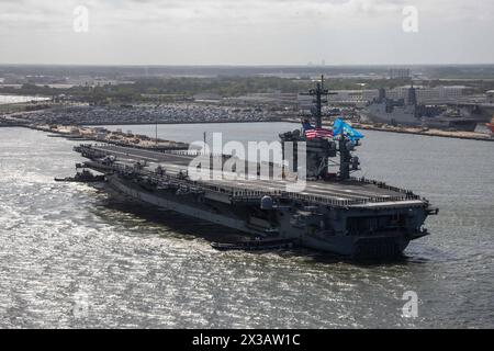 NORFOLK, Virginia (25. April 2024) der Flugzeugträger der Nimitz-Klasse USS George Washington (CVN 73) verlässt am 25. April 2024 die Marinestation Norfolk, um im US Southern Command Area als Teil der Southern Seas 2024 zu operieren. Im Anschluss an die Südsee soll George Washington die USS Ronald Reagan (CVN 76) als FDNF-Flugzeugträger in Yokosuka, Japan, entlasten. (Foto der U.S. Navy von Mass Communication Specialist 3rd Class Maxwell Orlosky) Stockfoto