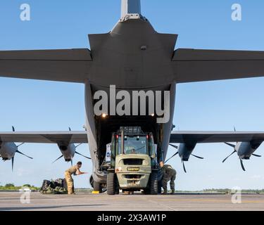 Paletten mit oraler Flüssigkeit werden auf eine C-130 Hercules der US Air Force auf der Homestead Air Reserve Base, Florida, am 24. April 2024 geladen, um den Transport zum Toussaint Louverture International Airport, Port-au-Prince, Haiti, vorzubereiten. Das Flugzeug lieferte die humanitäre Hilfe am 25. April im Rahmen des Denton-Programms an Haiti. Das U.S. Southern Command koordinierte die Bereitstellung der Hilfe, die von den Nichtregierungsorganisationen Hope an Haiti, Medicine for All People International und Lift Logistics gespendet wurde. (Fotos von Tech. Herr Lionel Castellano) Stockfoto