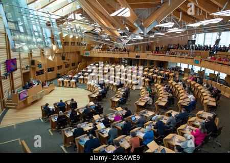 Edinburgh, Schottland, Großbritannien. April 2024. IM BILD: Humza Yousaf MSP, erster Minister von Schottland und Führer der Scottish National Party. An dem Tag, an dem die Scottish National Party (SNP) das Bute-House-Abkommen mit der Scottish Green Party kündigte, wurden Szenen innerhalb des schottischen Parlaments während der wöchentlichen Sitzung der First Minister Questions durchgeführt. Credit: Colin D Fisher Credit: Colin Fisher/Alamy Live News Stockfoto