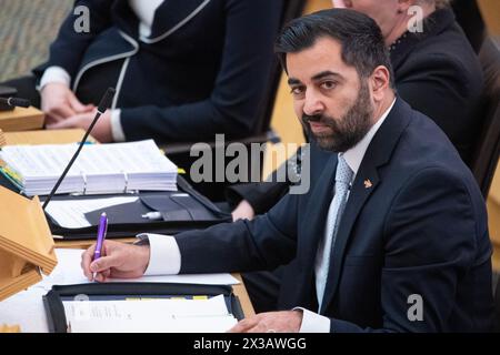 Edinburgh, Schottland, Großbritannien. April 2024. IM BILD: Humza Yousaf MSP, erster Minister von Schottland und Führer der Scottish National Party. An dem Tag, an dem die Scottish National Party (SNP) das Bute-House-Abkommen mit der Scottish Green Party kündigte, wurden Szenen innerhalb des schottischen Parlaments während der wöchentlichen Sitzung der First Minister Questions durchgeführt. Credit: Colin D Fisher Credit: Colin Fisher/Alamy Live News Stockfoto