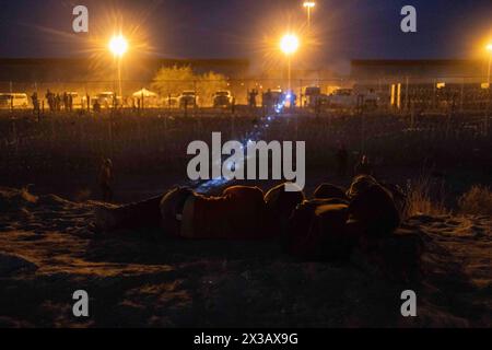 24. April 2024: Fast 700 Migranten kamen in Ciudad Juarez an Bord des als „La Bestia“ bekannten Zuges an und wollten in Richtung Rio Grande fahren, um die Grenze zu überqueren. Nach dem Treffen mit der texanischen Nationalgarde entschieden sich die Migranten jedoch, die Nacht auf mexikanischem Boden zu verbringen (Credit Image: © David Peinado/ZUMA Press Wire). Nicht für kommerzielle ZWECKE! Stockfoto