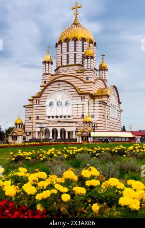 Kathedrale mit goldenen Kuppeln ist ein Wahrzeichen von Fagaras Stockfoto