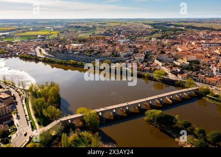 Drohnenansicht der spanischen Stadt Zamora am Duero-Fluss Stockfoto