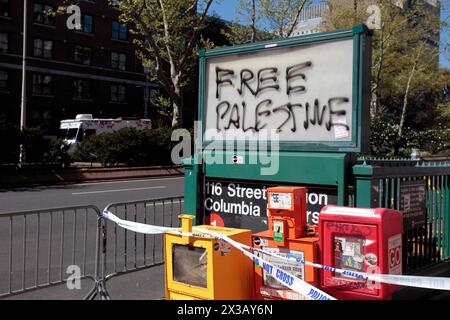 New York City, New York, Usa. April 2024. pro-palästinensische Graffiti an der U-Bahn-Station der Columbia University. Proteste und ein Lager pro-palästinensischer Studenten und Demonstranten sind im Gange, wie sie es an vielen Universitäten in den Vereinigten Staaten getan haben. Quelle: Adam Stoltman/Alamy Live News Stockfoto