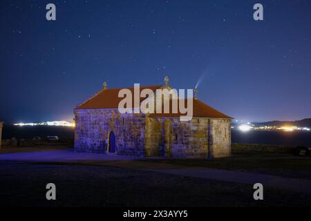 Capilla de lanazada con el cometa Neowise Stockfoto