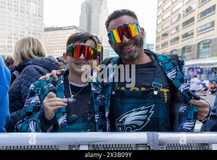 Detroit, Usa. April 2024. Harold Otios (rechts) und Son Crayton (links) aus Iowa zeigen ihren Stolz auf die Philadelphia Eagles beim NFL Draft 2024 am Campus Martius Park und Hart Plaza in Detroit, Michigan am 25. April 2024. Foto: Rena Laverty/UPI Credit: UPI/Alamy Live News Stockfoto