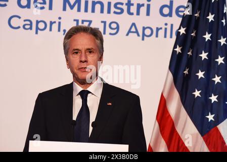 Capri, Italien. April 2024. (19.4.2024) Antony John Blinken, Außenminister der Vereinigten Staaten, spricht auf der Pressekonferenz zur Abschlussarbeit am dritten Tag der G7-Außenminister über die Politik, die die Vereinigten Staaten von Amerika und ihre Partner zur Deeskalation des Konflikts im Nahen Osten verfolgen werden. (Foto: Pasquale Gargano/Pacific Press/SIPA USA) Credit: SIPA USA/Alamy Live News Stockfoto