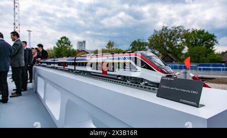 Backa Topola, Serbien. April 2024. Ein Zugmodell wird am 25. April 2024 bei der Zeremonie der Hochgeschwindigkeitsbahn Belgrad-Budapest auf dem Abschnitt Novi Sad-Subotica in Backa Topola, Serbien, gezeigt. Das Eisenbahnprojekt Belgrad–Budapest erreichte einen bedeutenden Meilenstein, da die Gleise auf dem Abschnitt Novi Sad–Subotica, der von chinesischen Bauunternehmern gebaut wurde, am Donnerstag in Backa Topola erfolgreich miteinander verbunden wurden. Quelle: Wang Wei/Xinhua/Alamy Live News Stockfoto