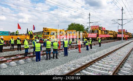 Backa Topola, Serbien. April 2024. Bauarbeiter des Eisenbahnprojekts Belgrad-Budapest führen am 25. April 2024 die Gleisanschlussarbeiten für die Hochgeschwindigkeitsbahn auf dem Abschnitt Novi Sad-Subotica in Backa Topola, Serbien, durch. Das Eisenbahnprojekt Belgrad–Budapest erreichte einen bedeutenden Meilenstein, da die Gleise auf dem Abschnitt Novi Sad–Subotica, der von chinesischen Bauunternehmern gebaut wurde, am Donnerstag in Backa Topola erfolgreich miteinander verbunden wurden. Quelle: Wang Wei/Xinhua/Alamy Live News Stockfoto