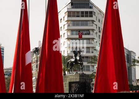 Izmir, Türkei - 23. April 2024: Die Reiterstatue Atatürks, eingerahmt von flatternden türkischen Fahnen, steht während der Nat stolz auf dem Platz der Republik Stockfoto