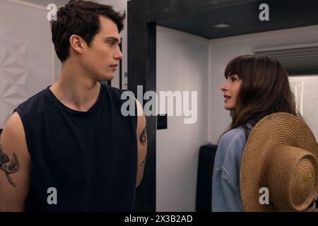 ERSCHEINUNGSDATUM: 2. Mai 2024. TITEL: Die Idee von dir. STUDIO: Amazon Studios. REGIE: Michael Showalter. HANDLUNG: Solene, eine 40-jährige Single-Mutter, beginnt eine unerwartete Romantik mit der 24-jährigen Hayes Campbell, der Leadsängerin von August Moon, der heißesten Boyband der Welt. MIT NICHOLAS GALITZINE als Hayes, ANNA HATHAWAY als Solene. (Credit Image: © Amazon Studios/Entertainment Pictures/ZUMAPRESS.com) NUR REDAKTIONELLE VERWENDUNG! Nicht für kommerzielle ZWECKE! Stockfoto