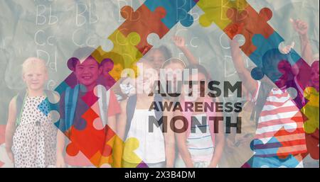 Bild des Autismus-Awareness-Monatstextes mit Rahmen aus Puzzles und Schulkindern Stockfoto