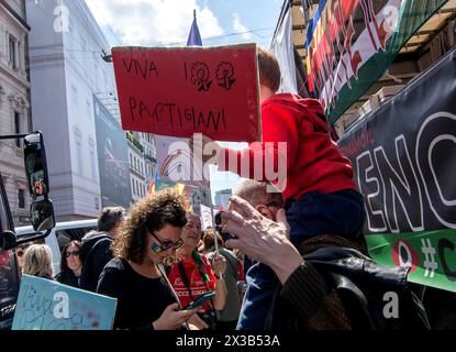 Mailand, Italien, Italien. April 2024. Mehr als 100.000 Menschen gingen am 25. April, dem 79. Jahr nach der Befreiung des Nazi-Faschismus, in der Stadt, die die Goldmedaille für den Widerstand gewann, auf die Straßen von Mailand. (Kreditbild: © Patrizia Cortellessa/Pacific Press via ZUMA Press Wire) NUR REDAKTIONELLE VERWENDUNG! Nicht für kommerzielle ZWECKE! Stockfoto