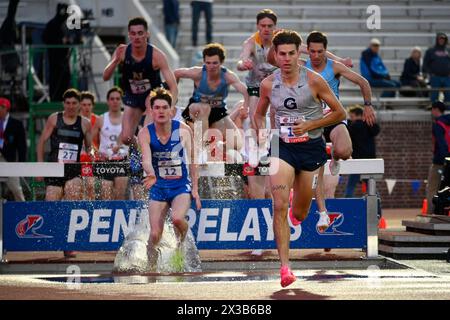 Philadelphia, Usa. April 2024. Die Athleten treten am ersten Tag des 128. Penn Relays Carnaval, dem größten Leichtathletik-Treffen der USA, am 25. April 2024 im Franklin Field in Philadelphia, PA, USA, an. (Foto: Bastiaan Slabbers/SIPA USA) Credit: SIPA USA/Alamy Live News Stockfoto