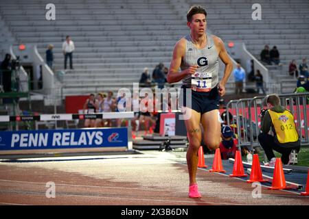 Philadelphia, Usa. April 2024. Die Athleten treten am ersten Tag des 128. Penn Relays Carnaval, dem größten Leichtathletik-Treffen der USA, am 25. April 2024 im Franklin Field in Philadelphia, PA, USA, an. (Foto: Bastiaan Slabbers/SIPA USA) Credit: SIPA USA/Alamy Live News Stockfoto