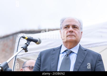 Rom, Italien. April 2024. Roberto Salis, der Vater von Ilaria Salis, der Italienerin, die in Ungarn inhaftiert ist, spricht von der Bühne in Porta San Paolo in Rom aus Anlass des Befreiungstages (Credit Image: © Matteo Nardone/Pacific Press via ZUMA Press Wire) NUR REDAKTIONELLE VERWENDUNG! Nicht für kommerzielle ZWECKE! Stockfoto