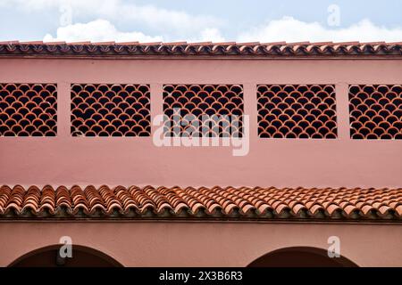 Die Fassade eines alten Gebäudes mit Fenstern und Türen. Fort Jesus ist eine portugiesische Festung in Mombasa, Kenia. Sie wurde 1593 erbaut Stockfoto