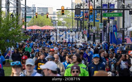 Detroit, Usa. April 2024. Die Fans machen sich am 25. April 2024 auf den Weg über die Woodward Ave beim NFL Draft 2024 im Campus Martius Park und Hart Plaza in Detroit, Michigan. Foto: Rena Laverty/UPI Credit: UPI/Alamy Live News Stockfoto