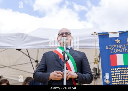 Rom, Italien. April 2024. Der Bürgermeister von Rom, Roberto Gualtieri, spricht von der Bühne in Porta San Paolo in Rom, anlässlich des Befreiungstages (Foto: © Matteo Nardone/Pacific Press via ZUMA Press Wire) NUR REDAKTIONELLE VERWENDUNG! Nicht für kommerzielle ZWECKE! Stockfoto