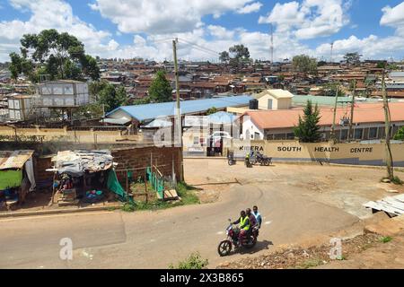 NAIROBI, KENIA 16. Februar 2024: Blick auf Wellblechhütten in Nairobi im Zentrum von Kibera, Nairobi, Kenia, Ostafrika, einer der wichtigsten Stockfoto