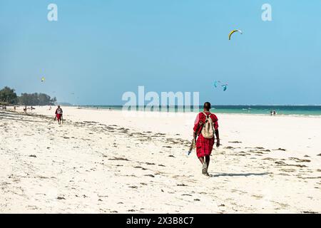 Maasai-Krieger, Souvenirverkäufer, am Strand. DIANI Beach, Kenia Mombasa 26. februar 2024 Stockfoto