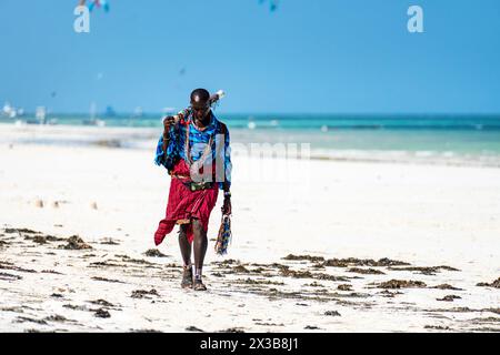 Maasai-Krieger, Souvenirverkäufer, am Strand. DIANI Beach, Kenia Mombasa 26. februar 2024 Stockfoto